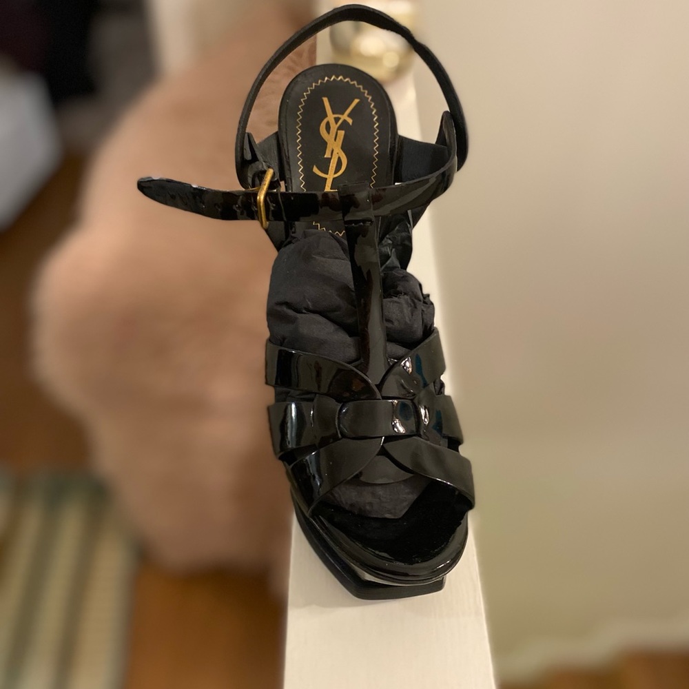 NEW -Yves Women Black Leather High Heel Strappy size 7 never worn.